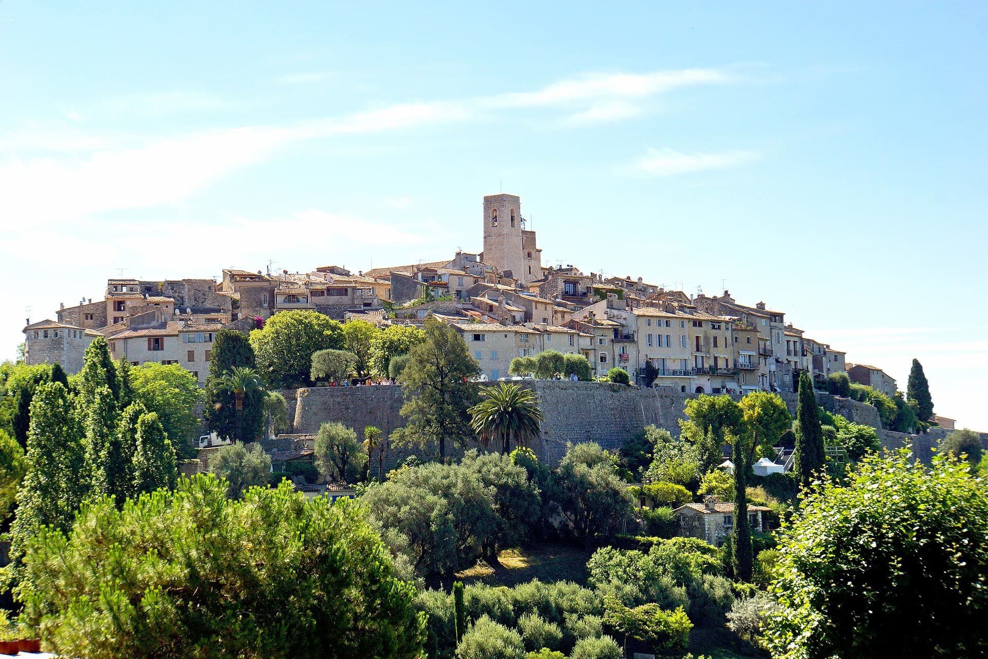 Le village fortifié et ses remparts