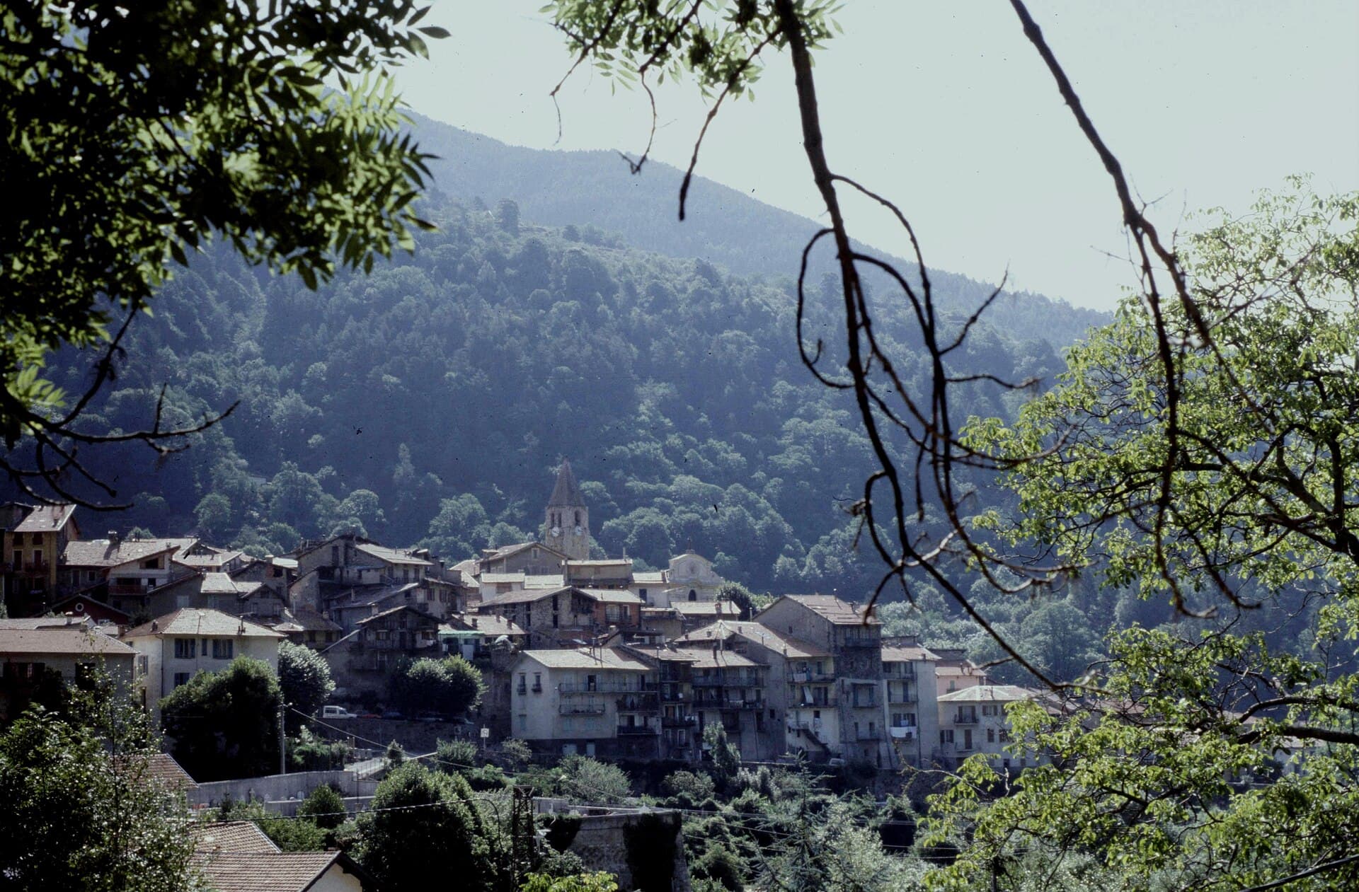 La rue du Docteur Cagnoli, cœur médiéval du village