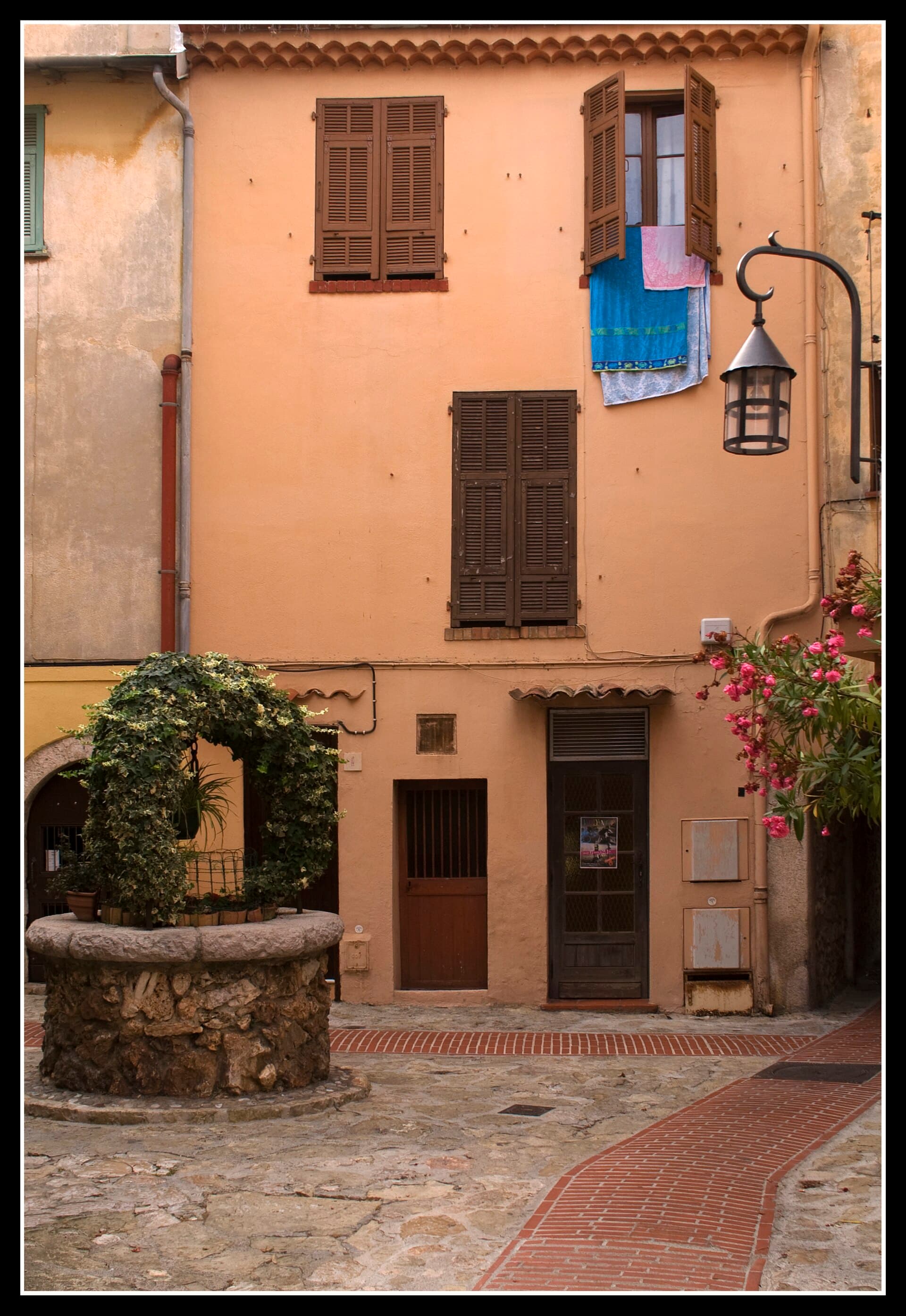 Les portes fortifiées et les ruelles du vieux village