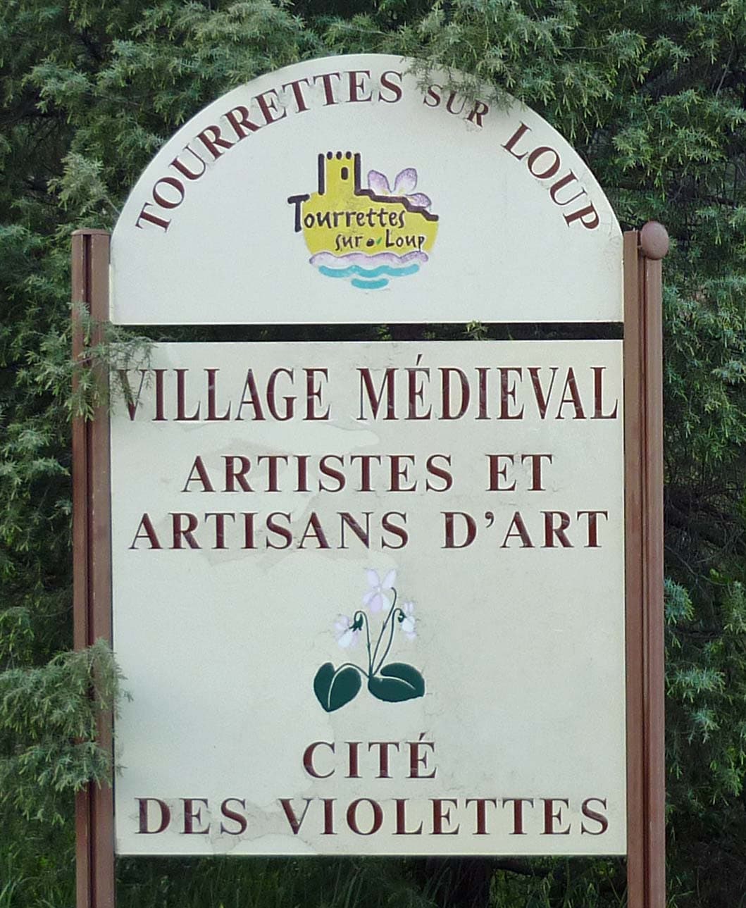Tourrettes-sur-Loup, la cité des violettes en éperon rocheux