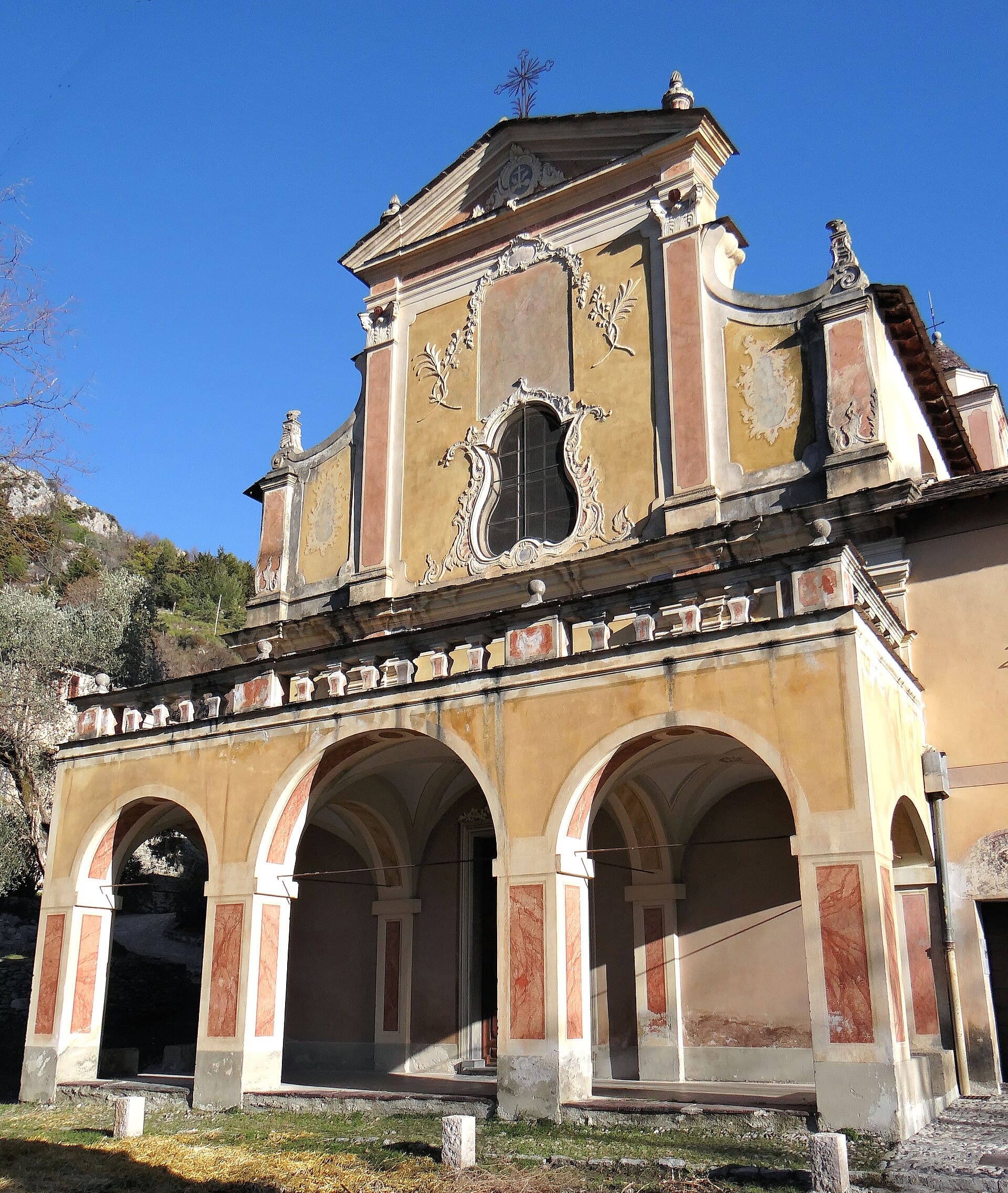 Le monastère franciscain de Saorge, cloître peint et jardin en terrasses